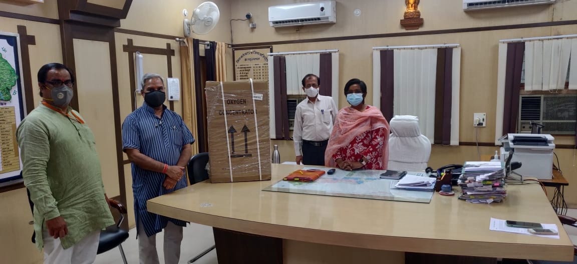 सांसद एवं दिलीप चंदन द्वारा भेंट की गई ऑक्सीजन कन्सन्ट्रेटर मशीन पहुंची