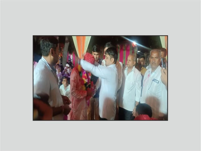सेवानिवृत्ति पर व्यवस्थापक को दी गई विदाई