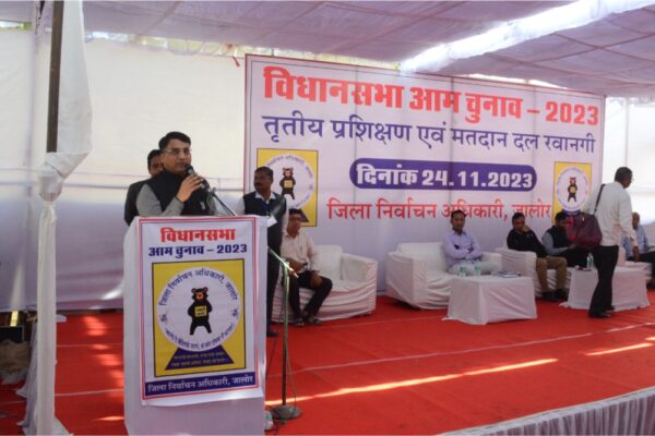 चुनाव के सफल संपादन में मतदान दल प्रथम पंक्ति की भूमिका में गंभीरता से करें दायित्व निर्वहन -जिला निर्वाचन अधिकारी