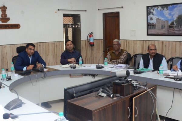 सर्वे कर पात्र व्यक्तियों को विकसित भारत संकल्प यात्रा के शिविरों में केन्द्र सरकार की फ्लैगशिप योजनाओं से जोड़ा जावें-जिला कलक्टर