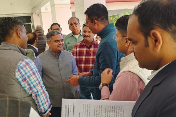 सहकारिता मंत्री को निरीक्षक संघ ने तीन सूत्रीय मांगों को लेकर सौंपा ज्ञापन