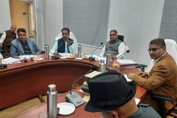 गड़बड़ी करने वाली सोसायटी एवं ठेकेदारों के विरूद्ध करें कठोर कार्रवाई -सहकारिता मंत्री